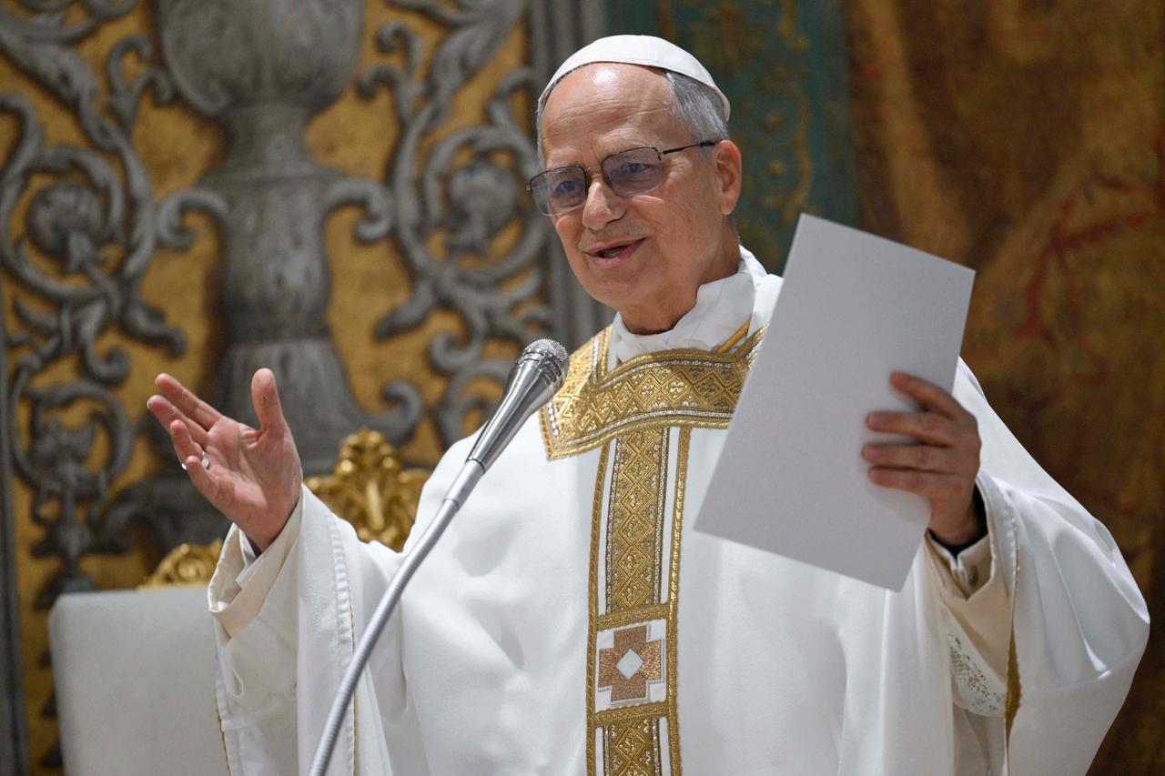 Le Pape Léon XIV condamné pour bénir la glace : une déviation de la foi catholique